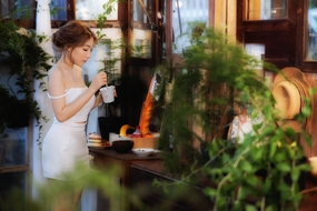 性感白色吊带睡衣居家美女图片